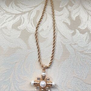 Elegant Gold and Pearl Pendant Necklace